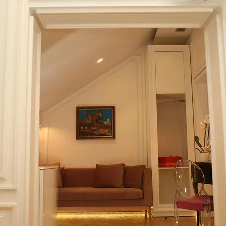 Hotel Gjika 4*